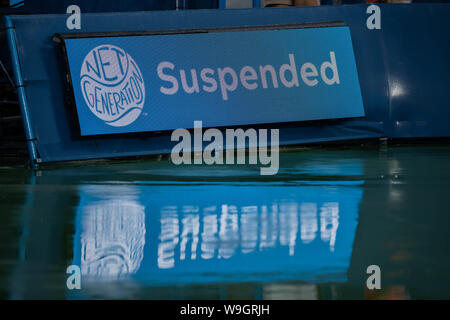 Mason, Ohio, USA. Août 13, 2019. Jouer a été suspendue pendant environ une heure au cours de la ronde du mardi l'Ouest et du Sud de s'ouvrir à la Lindner Family Tennis Center, Mason, Oh. Crédit : Scott Stuart/ZUMA/Alamy Fil Live News Banque D'Images