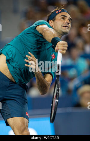 Mason, Ohio, USA. Août 13, 2019. Roger Federer (SUI), sert de tour de l'Ouest et du Sud de s'ouvrir à la Lindner Family Tennis Center, Mason, Oh. Crédit : Scott Stuart/ZUMA/Alamy Fil Live News Banque D'Images