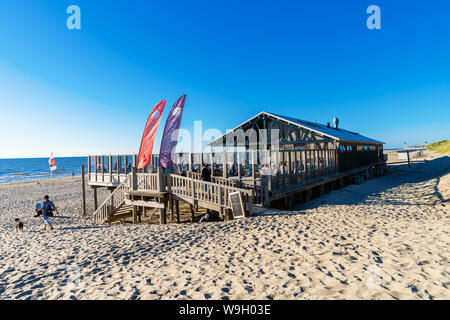 Texel, Pays-Bas - 21 juin 2019 : beach pavilion sur Texel, Pays-Bas, avec des personnes non identifiées. Texel est la plus grande et la plus peuplée de l'île Banque D'Images