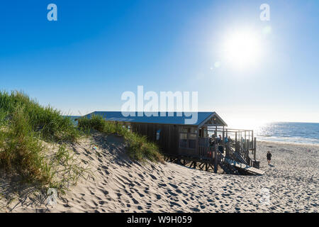 Texel, Pays-Bas - 21 juin 2019 : beach pavilion sur Texel, Pays-Bas, avec des personnes non identifiées. Texel est la plus grande et la plus peuplée de l'île Banque D'Images