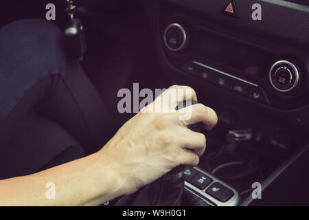 Close up of girl driving car déménagement changement de vitesses de transmission. Concept de voiture des femmes à conduire. L'utilisation de véhicule avec boîte de vitesses automatique moderne. Moment de Banque D'Images