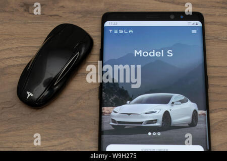 Tesla Model S porte-clé et le modèle S page sur Tesla site sur smartphone. Banque D'Images