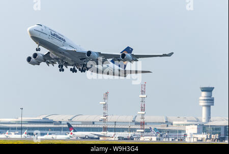 Boeing 747-4 Lufthansa décollant de Aéroport international Pearson de Toronto. Pour l'aéroport de Francfort. Banque D'Images