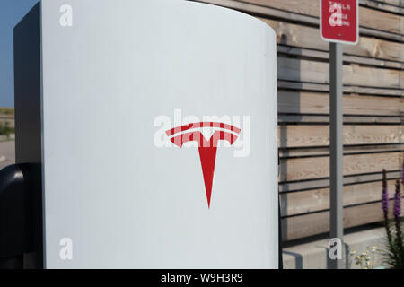 Logo sur Tesla Tesla Supercharger Urbain, wc séparés. Banque D'Images