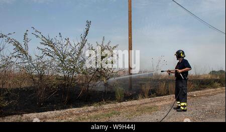 Rome, Italie. Août 13, 2019. Un autre incendie dans un parc public. (Photo par Claudio Sisto/Pacific Press) Credit : Pacific Press Agency/Alamy Live News Banque D'Images