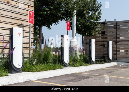 Tesla à quatre compresseurs urbain CF Sherway Gardens Mall à Toronto, Ontario. Banque D'Images