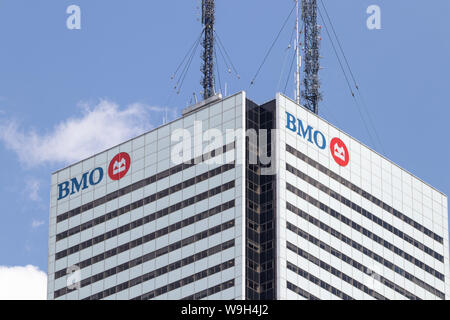 Haut de First Canadian Place gratte-ciel dans le centre-ville de Toronto avec la BMO (Banque de Montréal) logo vu de chaque côté. Banque D'Images