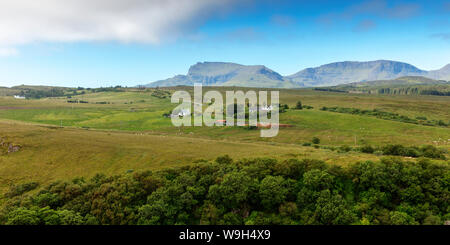 Maisons solitaires dans la campagne, Ile de Skye, Ecosse, Royaume-Uni Banque D'Images