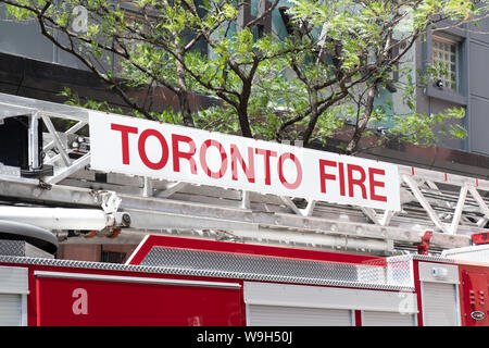 Incendie de Toronto sur le côté d'un camion en stationnement au centre-ville de Toronto. Banque D'Images