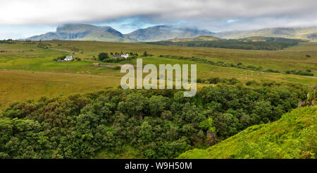 Maisons solitaires dans la campagne, Ile de Skye, Ecosse, Royaume-Uni Banque D'Images