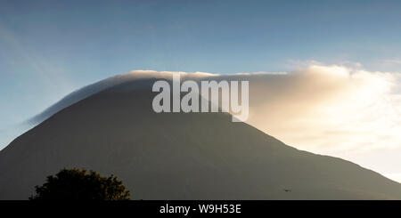 Mont Beinn na Caillich avec un nuage drapeau, île de Skye, Écosse Banque D'Images
