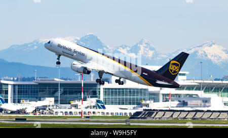 UPS Airlines Boeing 757 qui a décollé de Vancouver Intl. Aéroport avec les montagnes enneigées en arrière-plan. Banque D'Images