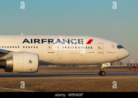 Air France Boeing 777-2 la queue pour le décollage à l'aéroport international Pearson de Toronto. L'aéroport. Banque D'Images