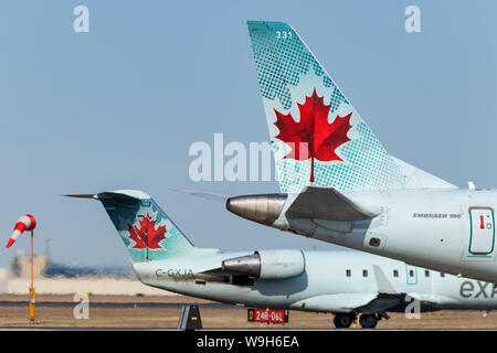 Air Canada tails vu tout en maintenant pour le décollage à l'aéroport international Pearson de Toronto. L'aéroport. Banque D'Images