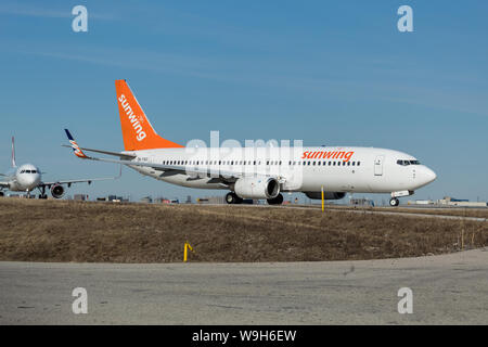 Sunwing Airlines Boeing 737-8 sur une voie de circulation à l'aéroport international Pearson de Toronto. L'aéroport. Banque D'Images