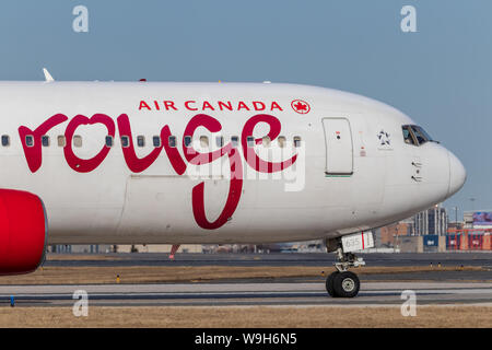 Boeing 767 d'Air Canada Rouge queue pour le décollage à l'aéroport international Pearson de Toronto. L'aéroport. Banque D'Images