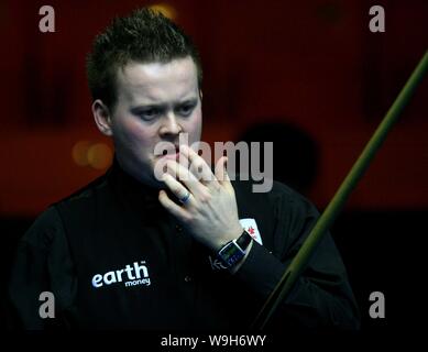 Shaun Murphy d'Angleterre réfléchit pendant le match quart de World Snooker Championship Chine Ouverture contre son compatriote Jamie Faire face à Pékin. Banque D'Images