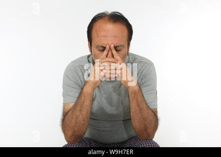 Homme mature qui regarde déprimé Banque D'Images