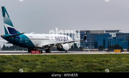 WestJet Airlines Boeing 737-8MAX la queue pour le décollage à l'aéroport international Pearson de Toronto. L'aéroport. Banque D'Images