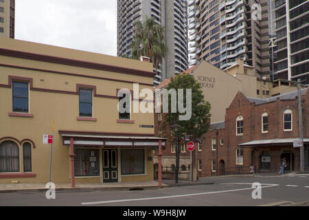 SYDNEY, AUSTRALIE - Le 7 avril 2013 : la rue Cumberland, dans le district de roches. Le quartier des Roches est l'un des bâtiments les plus historiques de Sydney et n'est pas Banque D'Images