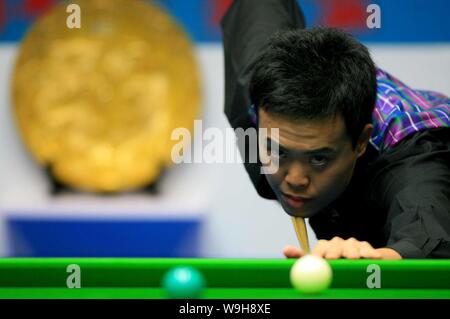 Marco Fu de Hong Kong réfléchit pendant le match quart de World Snooker Championship Chine Ouvrir contre Ronnie O Sullivan de l'Angleterre à Beijing. Banque D'Images