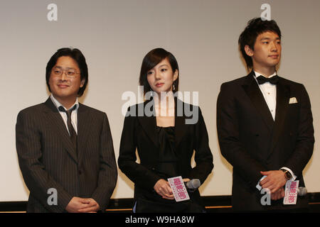 Directeur sud-coréen Park Chan wook (à gauche), l'actrice Lim Soo-jung (centre) et la chanteuse pluie (à gauche) à Hong Kong International Film Festival Awards cere Banque D'Images