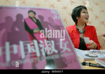 Mme Yue-Sai Kan, fondateur de cosmétiques Yue-Sai, panneaux pour lecteurs chinois au cours d'une manifestation pour la promotion de ses livres, l'ensemble de la femme chinoise et la Ch Banque D'Images