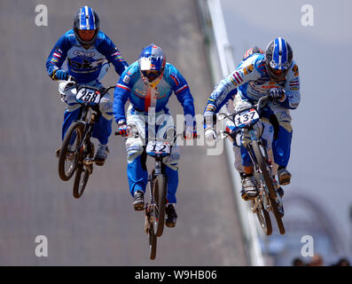 Les cyclistes BMX prendre un saut lors de la finale de l'homme Bonne Chance Beijing 2007 Supercross BMX UCI Coupe du Monde à Pékin le 21 août 2007. Donny Robi Banque D'Images