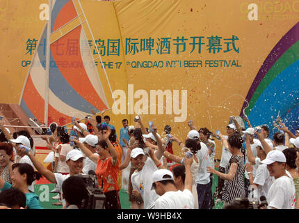 Des foules de visiteurs profiter de la bière pendant la cérémonie d'ouverture de la 17e Festival International de la bière de Qingdao Qingdao, dans la province de Shandong, Chine de l'est 11 Banque D'Images