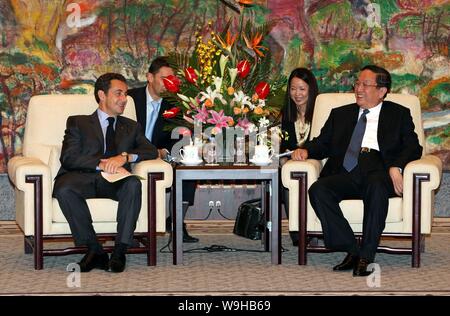 Le président français Nicolas Sarkozy (L), avant de parler de secrétaire du Parti Communiste de Shanghai Yu Zhengsheng (avant, R), avant la cérémonie de signature entre Banque D'Images