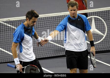 Daniel Nestor du Canada, à gauche, et Mark Knowles, des Bahamas, droite, faire concurrence à Arnaud Clement et Michael Llodra de France pendant un match de Hafid Banque D'Images