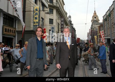 Le Prince Philippe de Belgique, droite, pose avec Marc-Henri Wajnberg réalisateur belge sur la scène de la production de film Chinese-Belgian San Ma Banque D'Images