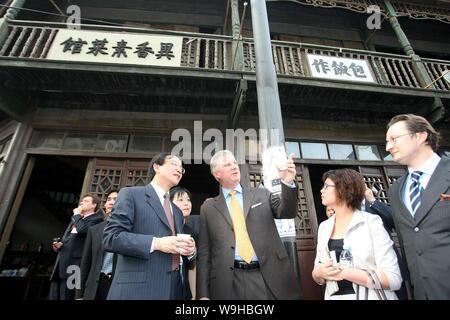 Le Prince Philippe de Belgique, troisième à droite, suivi par d'autres fonctionnaires visites la scène de la production de film Chinese-Belgian San Mao à un film pro Banque D'Images