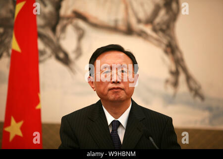 Le Ministre chinois des Affaires étrangères Yang Jiechi, lors d'une rencontre avec le Ministre français des Affaires étrangères Bernard Kouchner dans l'Etat Diaoyutai Guesthouse à Beijing Octo Banque D'Images