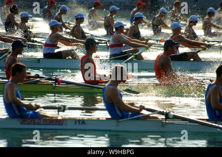 Les participants au cours d'une compétition d'Aviron de la FISA 2007 championnats junior au parc olympique d'aviron de Shunyi à Beijing le 11 août 2007. Vo Banque D'Images