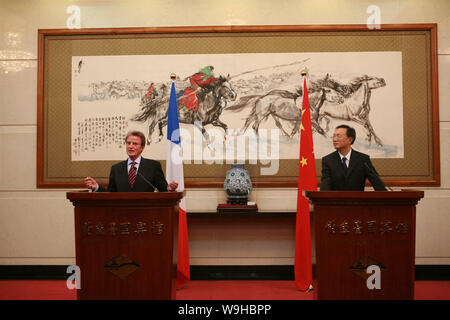 Le Ministre chinois des Affaires étrangères Yang Jiechi (à droite) et le ministre français des Affaires étrangères Bernard Kouchner, lors d'une réunion à l'Etat Diaoyutai Guesthouse à Beiji Banque D'Images