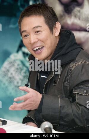 L'acteur chinois Jet Li pose au cours d'une conférence de presse avant la première de son film Les seigneurs, à Beijing, le 6 décembre 2007. Banque D'Images