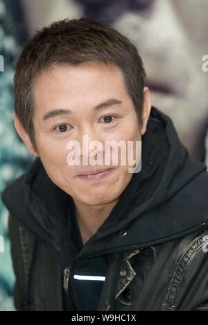 L'acteur chinois Jet Li pose au cours d'une conférence de presse avant la première de son film Les seigneurs, à Beijing, le 6 décembre 2007. Banque D'Images