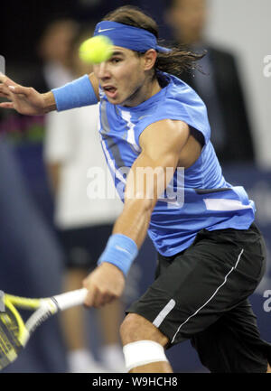 Rafael Nadal de l'Espagne est en concurrence contre No 1 mondial Roger Federer de la Suisse au cours d'une demi-finale de la Tennis Masters Cup Shanghai en 2007 SH Banque D'Images