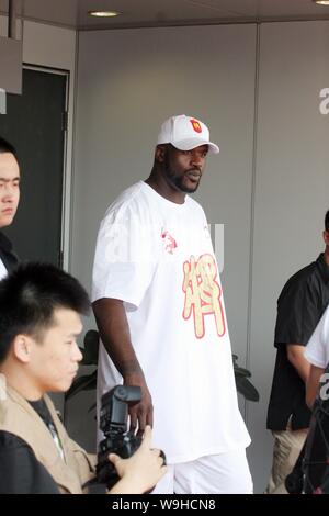 La superstar de la NBA Shaquille ONeil, escorté par des gardes du corps, arrive à l'Aéroport International de Pékin à Beijing le 13 août 2007. Shaquille un Banque D'Images