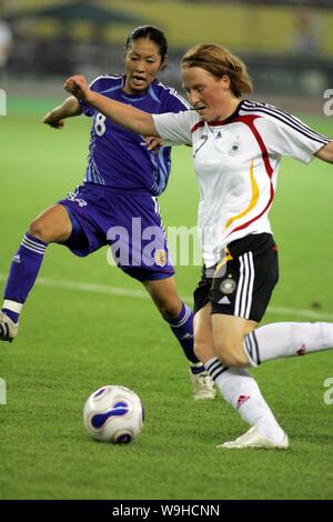 Melanie Behringer de l'Allemagne, la droite, en concurrence avec Tomoe Sakai du Japon lors d'un match du groupe A de la Coupe du Monde FIFA 2007 Womens à Hangzhou, à l'est Chi Banque D'Images