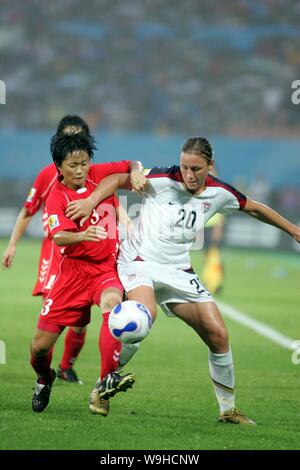 Om Jong a couru de la Corée du Nord, à gauche, est en concurrence avec d'Abby Wambach des États-Unis au cours d'un match du groupe B de la Coupe du Monde FIFA 2007 Womens dans Chengdu, Banque D'Images
