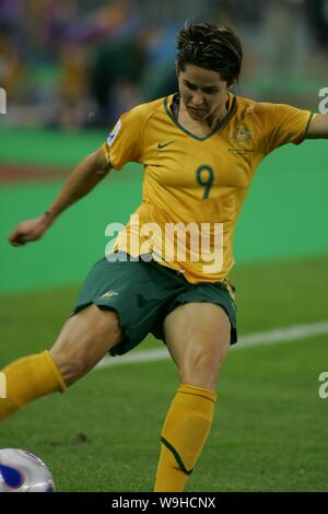 Sarah Walsh de l'Australie contrôle le ballon en concurrence avec les joueurs ghanéens lors d'un match du groupe C de la Coupe du Monde FIFA 2007 Womens à Hangzhou, Banque D'Images