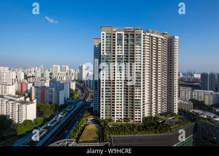 La ville de Clementi se compose d'un bloc HDB de 40ème étage, centre commercial, échangeur de bus et gare, Singapour Banque D'Images