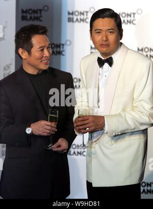 Hong Kong l'acteur Chow Yun Fat (droite) pose avec l'acteur chinois Jet Li, lors de la cérémonie d'ouverture de magasin drapeau Montblanc à Shanghai, le 22 novembre 20 Banque D'Images