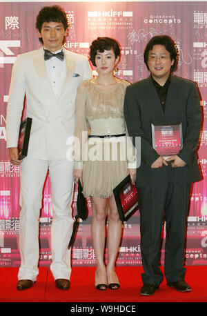 Directeur sud-coréen Park Chan wook (à droite), l'actrice Lim Soo-jung (centre) et la chanteuse pluie (gauche) assister à une conférence de presse pour promouvoir leur nouveau film Banque D'Images