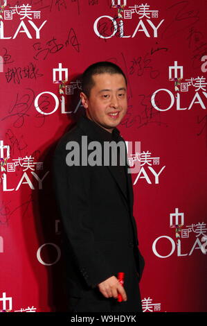 Réalisateur chinois Jia Zhangke pose durant un événement promotionnel pour la marque Olay à Beijing, le 20 décembre 2007. Banque D'Images