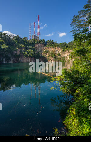 Vue verticale du parc naturel de Hindhede pour voir les tours de transmission du paysage et la carrière naturelle, Singapour. Banque D'Images