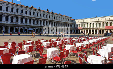 Cafe des chaises, Piazza San Marco (la Place St Marc), Venise, Italie. Banque D'Images