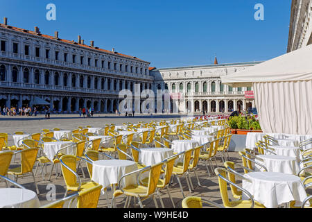 Cafe des chaises, Piazza San Marco (la Place St Marc), Venise, Italie. Banque D'Images